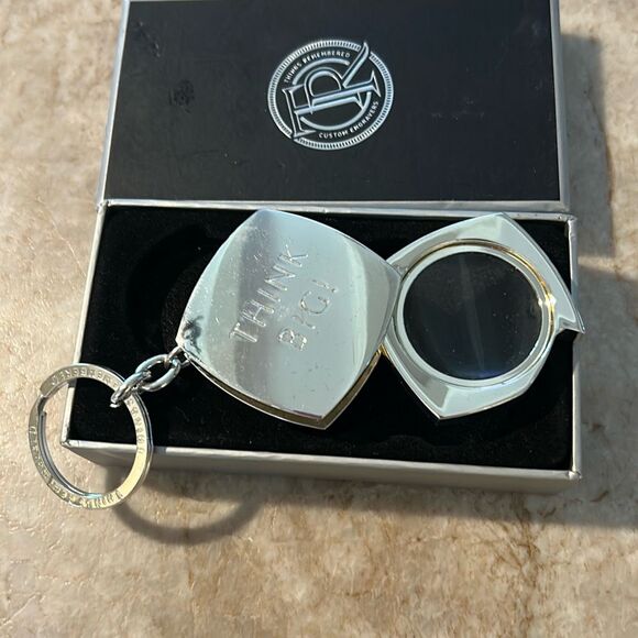 THINGS REMEMBERED Magnifying Glass Keychain - Picture 3 of 6